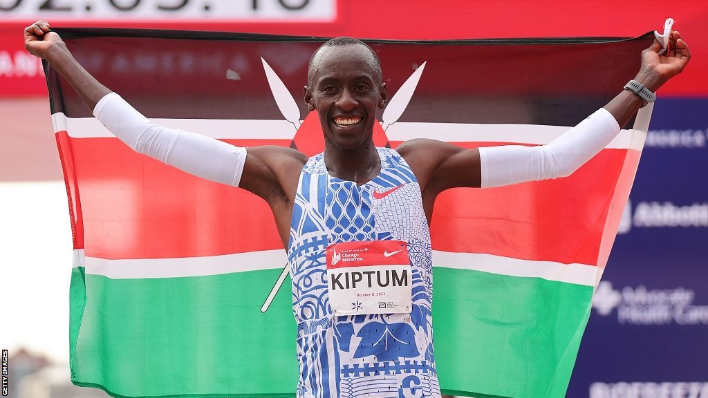 Kelvin Kiptum i maraton: Od pozajmljenih patika do obaranja svetskih rekorda 1 Runner Kelvin Kiptum after breaking Eliud Kipchoge's marathon world record in Chicago