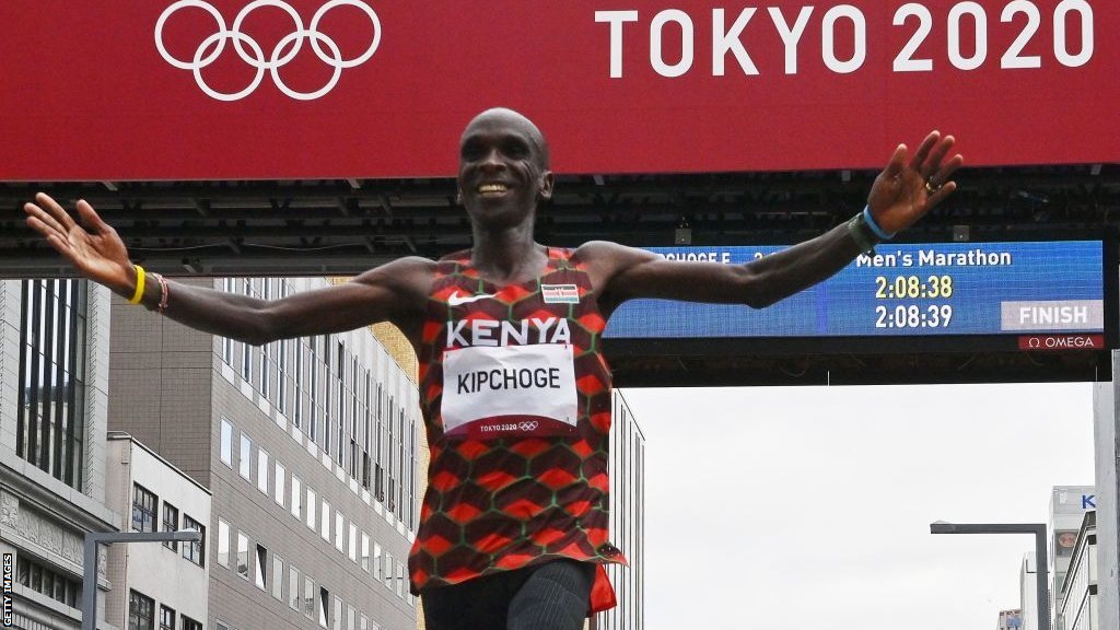 Kelvin Kiptum i maraton: Od pozajmljenih patika do obaranja svetskih rekorda 4 Olympic champion Eliud Kipchoge and record holder Kelvin Kiptum could compete in Paris 2024 for Kenya