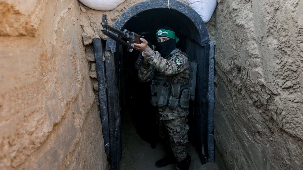 Izrael i Palestinci: Izrael cilja Hamasov lavirint tunela ispod Gaze 1 A fighter from Hamas's military wing, the Izzedine al-Qassam Brigades, stands in front of a tunnel in the Maghazi camp, in central Gaza (19 Jul 2023)
