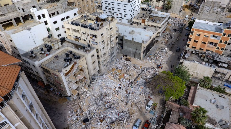 Izrael i Palestinci: Izrael cilja Hamasov lavirint tunela ispod Gaze 6 Aerial view showing buildings in Gaza City that collapsed when Israeli strikes targeted underground tunnels (21 May 2021)