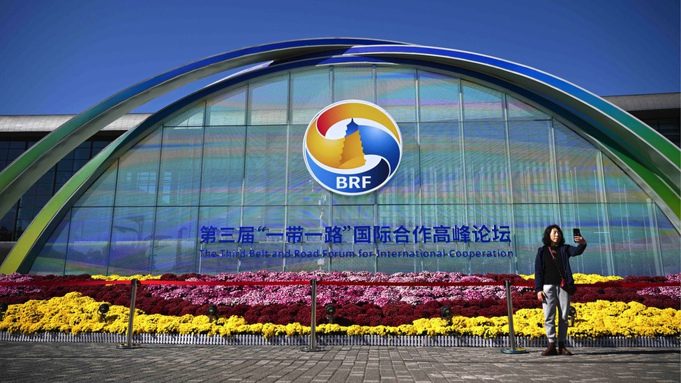 Kina: Kako je inicijativa Pojas i put vredna više biliona dolara promenila svet 1 A woman takes a selfie in front of an installation for the third Belt and Road Forum for International Cooperation, beings held in Beijing on 17 and 18 October in Beijing
