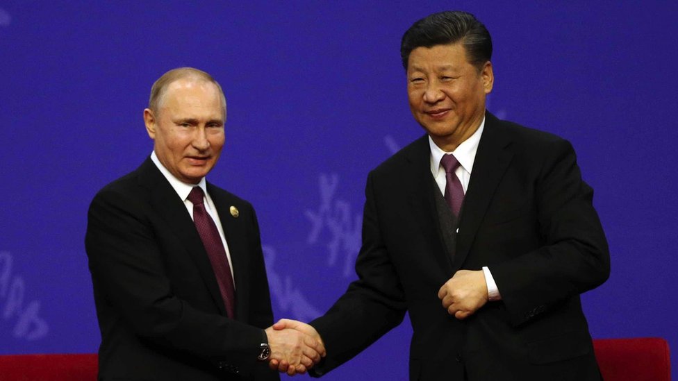 Kina: Kako je inicijativa Pojas i put vredna više biliona dolara promenila svet 2 Russian President Vladimir Putin shakes hands with Chinese President Xi Jinping in Beijing's Xinhua University on 26 April 2019 in Beijing
