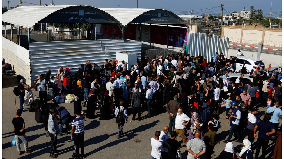 Izrael i Palestinci: Šta je granični prelaz Rafa i zašto je to jedina slamka spasa za Gazu 1 Palestinians gather outside the Rafah border crossing with Egypt