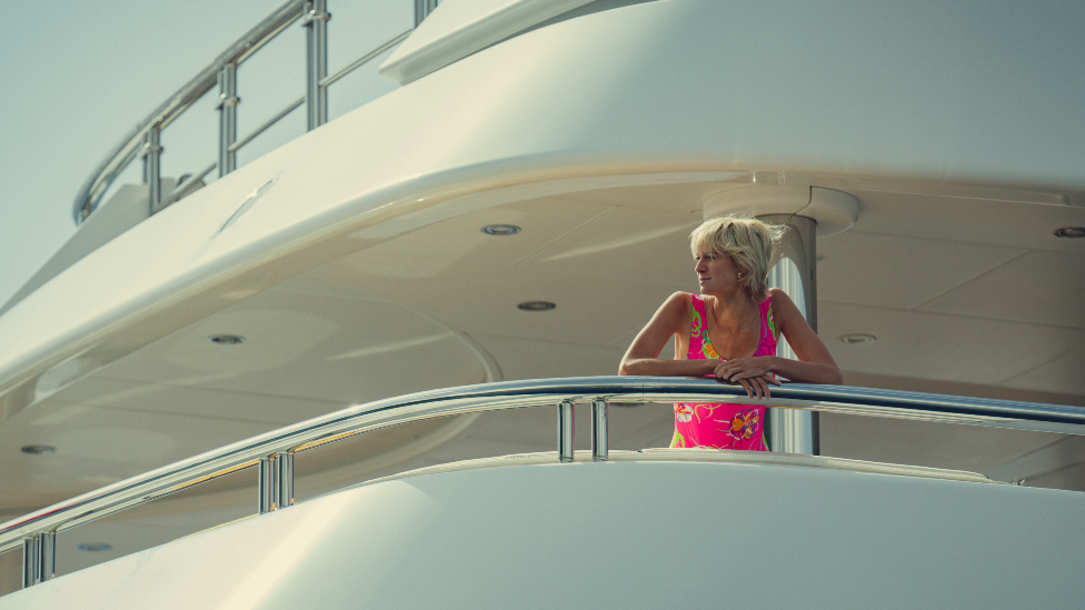 Šesta sezona serije Kruna: Veza Dajane i Dodija u novom nastavku o kraljevskoj porodici 5 Elizabet Debicki kao princeza Dajana u seriji Kruna