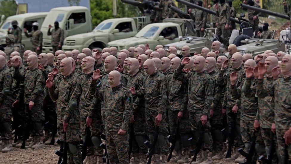 Izrael i Palestinci: Hoće li se druge zemlje umešati u sukob, BBC novinari odgovaraju na vaša pitanja 6 Hezbollah fighters at a ceremony in May 2023