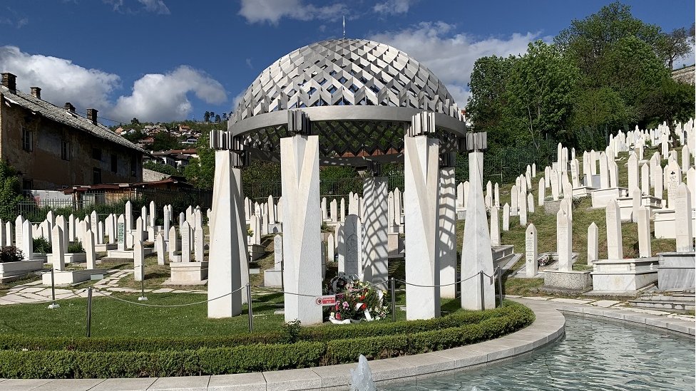 Alija Izetbegović je sahranjen na šehidskom mezarju, groblju boraca, u Sarajevu uz najviše državne počasti
