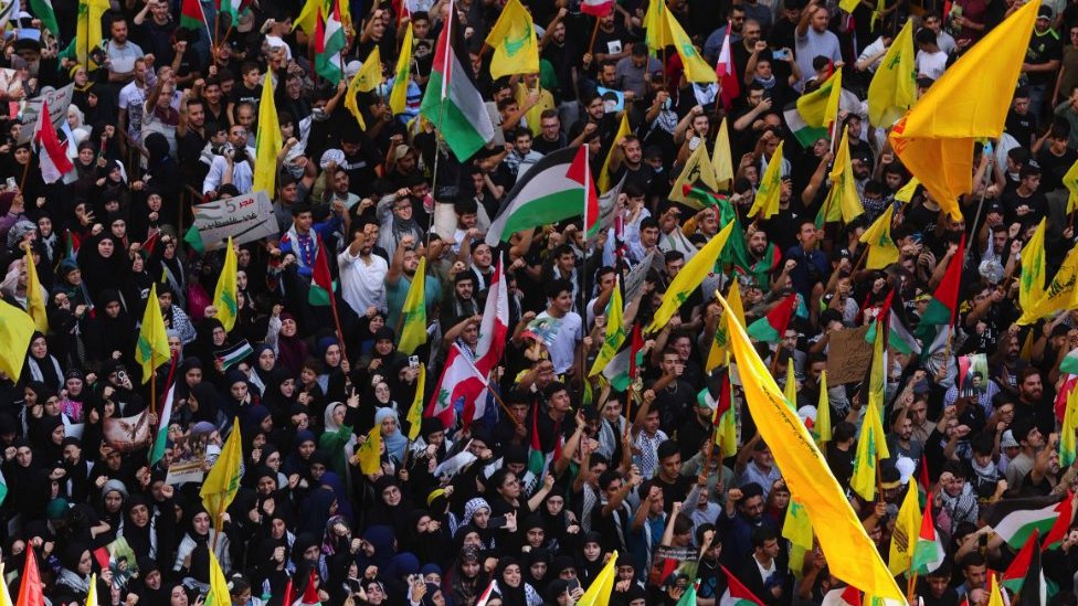 Izrael i Palestinci: Izrael pogodio stotine lokacija Hamasa, britanski premijer stiže u Izrael 2 Crowds waving flags in Lebanon