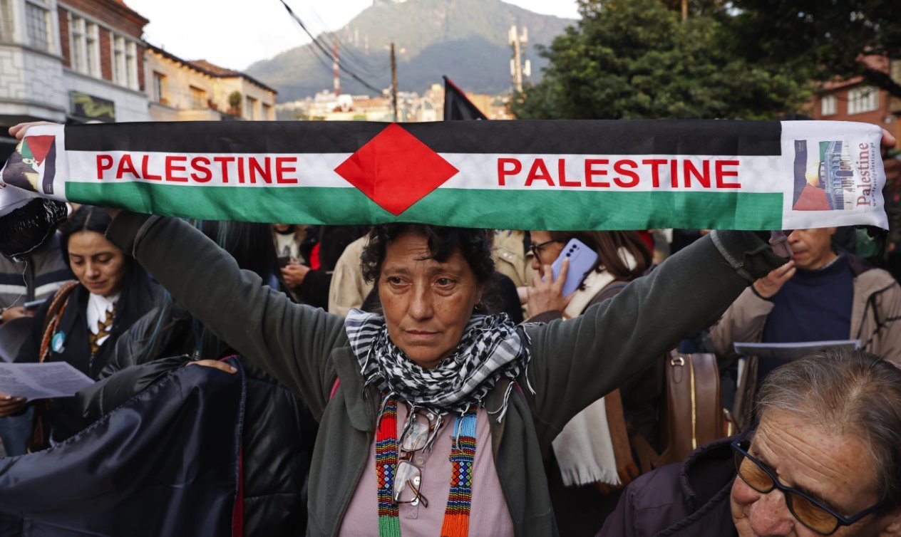 Izrael i Palestinci: Izrael pogodio stotine lokacija Hamasa, britanski premijer stiže u Izrael 5 A woman holds a Palestine banner among protesters in Bogota, Colombia