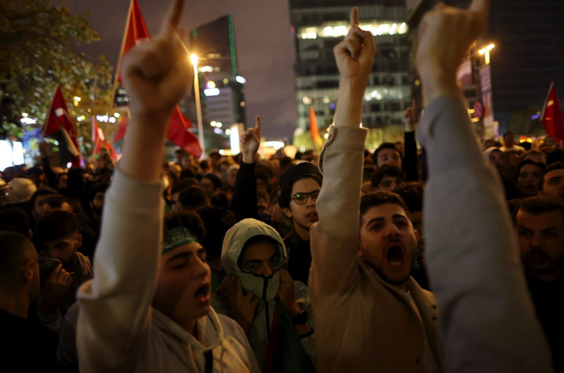 Izrael i Palestinci: Izrael pogodio stotine lokacija Hamasa, britanski premijer stiže u Izrael 4 Protesters with fists in the air
