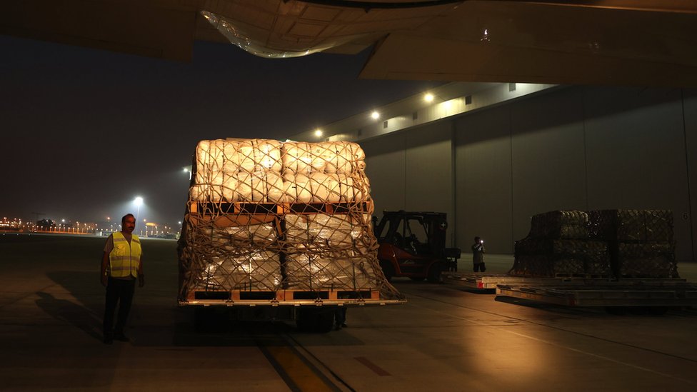Izrael i Palestinci: Kakva pomoć je potrebna ljudima u Gazi 6 Workers load an airplane heading to Egypt with humanitarian aid and relief goods to the Gaza Strip, at Dubai International Airport, United Arab Emirates, 19 October 2023. The International Humanitarian City (IHC) based in Dubai is sending humanitarian aid and relief goods to Gaza. The Israeli government said on 18 October it will not prevent humanitarian aid entering Gaza from Egypt