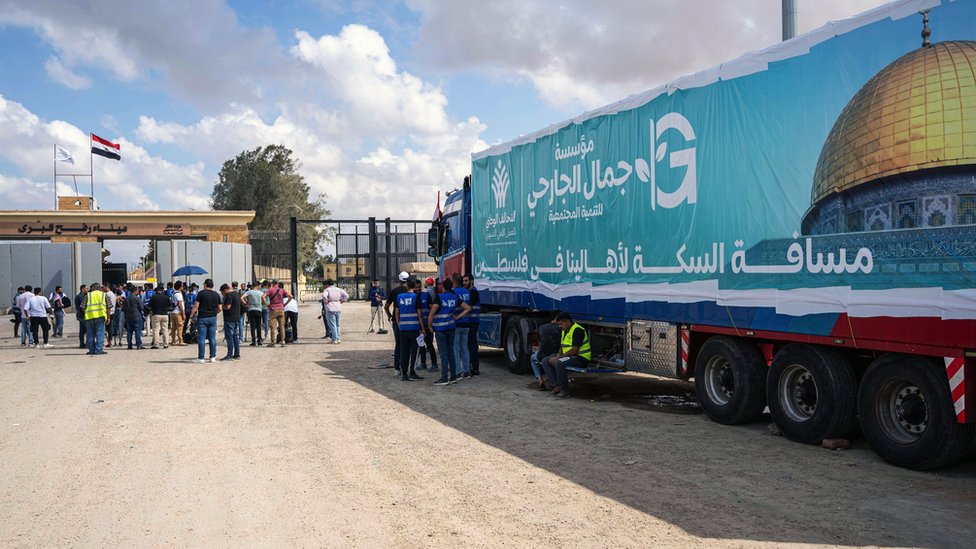 Izrael i Palestinci: Kakva pomoć je potrebna ljudima u Gazi 2 A truck of a humanitarian aid convoy for the Gaza Strip is parked outside Rafah border gate, Egypt, 18 October 2023. Volunteers from humanitarian aid organizations staged a sit-in in front of the Rafah border gate, hours after Egypt's President Abdel Fattah al-Sisi blamed Israel for not allowing humanitarian aid into the Gaza Strip and accused Israel of attempting to relocate Palestinians into Sinai. As international mediators continue to push for the passage of aid into Gaza and the exit of foreign nationals fleeing the conflict, from it. Egypt's border crossing with the Gaza Strip in Rafah remained closed on 18 October, with the international aid convoys mostly stationed in the town of Arish some 50km away from Rafah. Egyptian NGO volunteers protest at Rafah crossing demanding aid delivery, Egypt - 18 Oct 2023