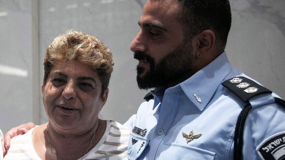 Izrael i Palestinci: Baka koja je kolačićima zaustavljala borce Hamasa sastala se sa predsednikom Bajdenom 1 Rahel Idri sa sinom tokom posete predsednika Bajdena