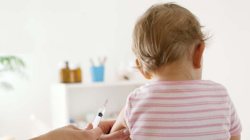 Srbija i zdravlje: Šta je veliki kašalj i koliko je čest 2 Devojčica prima vakcinu