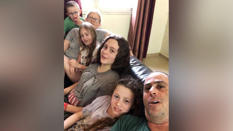 Izrael i Palestinci: „Hamas je rekao da neće pucati, a onda su mi ubili ćerku“ 1 Six members of the Idan family sit together on a sofa