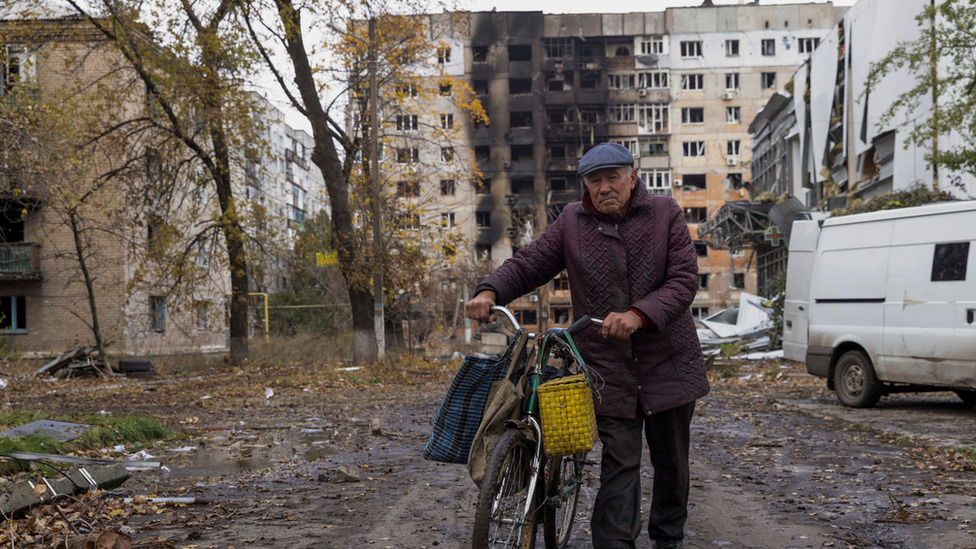 Rusija i Ukrajina: Poslednji stanovnici Avdejevke, grada razrušenog u ruskim napadima 1 A man walks through the town of Avdiivka in eastern Ukraine, battered by Russian assault