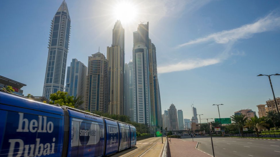 Klimatske promene: Šta je COP28 u Dubaiju i zašto je važan 1 A tram with the words 'hello Dubai' passes in front of the Dubai skyline.