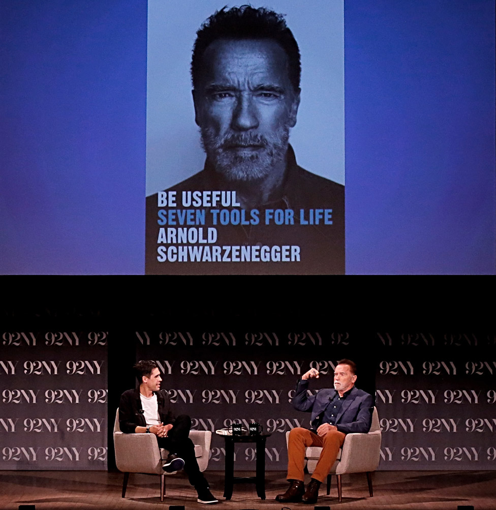Arnold Švarceneger: „Bio bih sjajan predsednik Amerike" 2 Ryan Holiday (L) and Arnold Schwarzenegger attends a conversation with Ryan Holiday at 92nd Street Y on October 10, 2023 in New York City