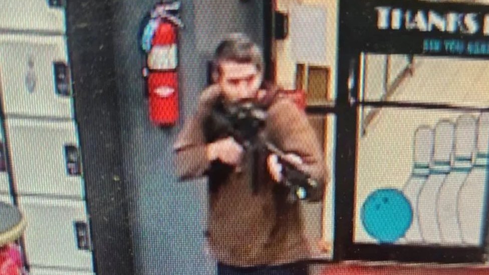 Amerika: Naoružani napadač ubio najmanje 18 i ranio 13 ljudi u Mejnu, stotine policajaca traga za njim 1 amerika, masovno ubistvo