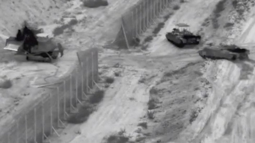 Tanks crossing Gaza border fence