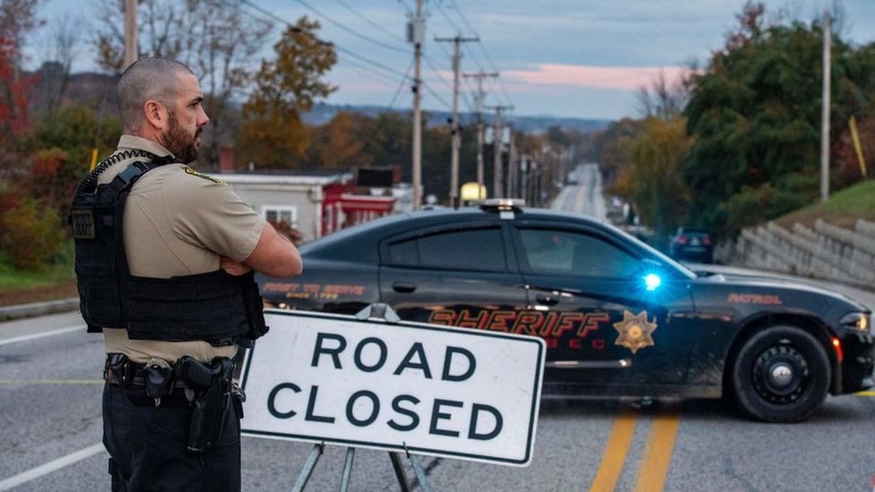 Amerika: Naoružani napadač ubio najmanje 18 i ranio 13 ljudi u Mejnu, stotine policajaca traga za njim 2 Police presence at Schemengees Bar where a mass shooting occurred yesterday in Lewiston, Maine on October 26, 2023