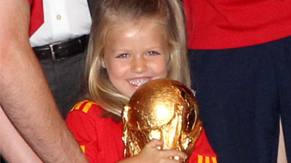 Princess Leonor as a child with the World Cup in 2010