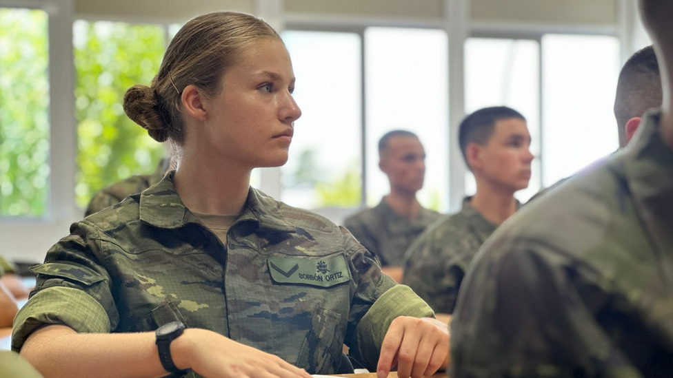 Španska kraljevska porodica: Ko je Leonora, naslednica prestola koje postaje punoletna 6 Princess Leonor in military uniform