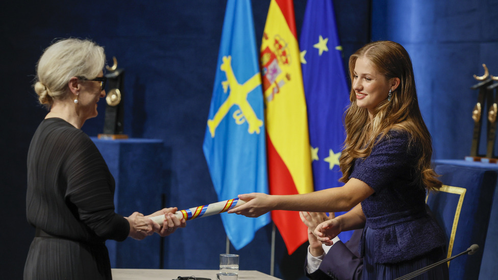 Španska kraljevska porodica: Ko je Leonora, naslednica prestola koje postaje punoletna 8 US actor Meryl Streep (L) receives the Princess of Asturias for the Arts from Spain's Princess Leonor (R) during the 2023 Princess of Asturias Awards ceremony at Teatro Campoamor in Oviedo, northern Spain, 20 October 2023.