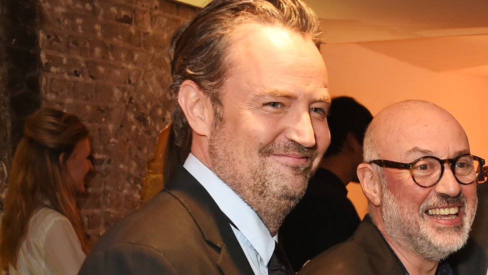 Televizija: Glumci iz serije Prijatelji skrhani zbog smrti Metjua Perija - „Bili smo kao porodica" 3 Matthew Perry and Lindsay Posner