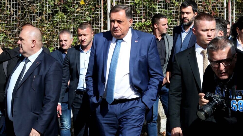 Nastavak suđenja Dodiku: Predsednik RS dočekan aplauzom pred sudom 9