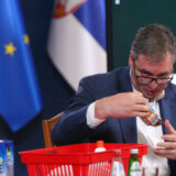 Slobodna Dalmacija: Vučko šalje mito hiljadama penzionera, Srbin poludeo kad je video paket koji je Vučić poslao njegovoj baki 4