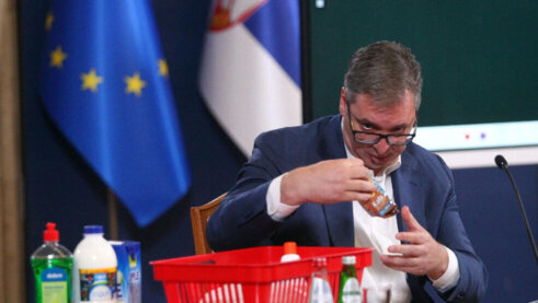 "Očigledno je spao na Vesaru i Bebu, mogao je isto tako i baletsku koreografiju da izvede": Sagovornici Danasa o snimku Vučića na kojem sprema palačinke 4