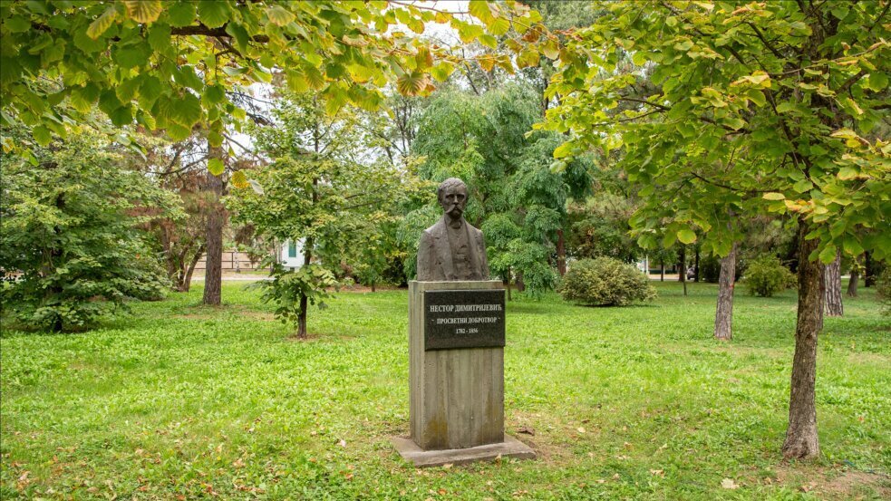 Prazno postolje na bisti Svetozara Miletića u Zrenjaninu 3 Prazno postolje na bisti Svetozara Miletića u Zrenjaninu 3