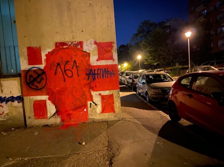 U blizini spomen sobe koja se danas otvara prefarban mural Draži Mihailoviću i ispisana poruka „antifa“ 1