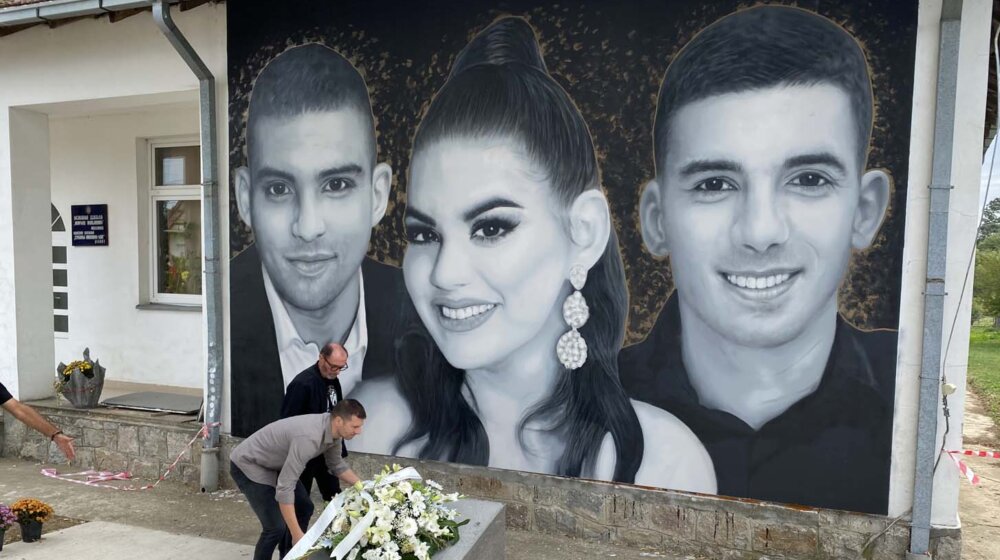 Odata počast ubijenima u Ribnikaru: Veran Matić sa roditeljima stradale dece iz Malog Orašja i Dubone 1