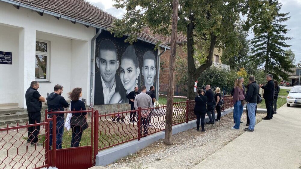 Roditelji ubijenih učenica i učenika Osnovne škole „Vladislav Ribnikar“ posetili porodice ubijenih mladih u Duboni i Malom Orašju 2