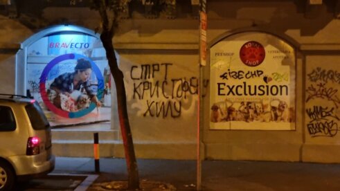 Preteći grafit Kristoferu Hilu osvanuo u centru Beograda (FOTO) 4