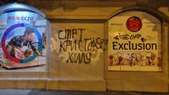 Në qendër të Beogradit janë shfaqur mbishkrime që kërcënojnë Christopher Hill-in (FOTO) 3