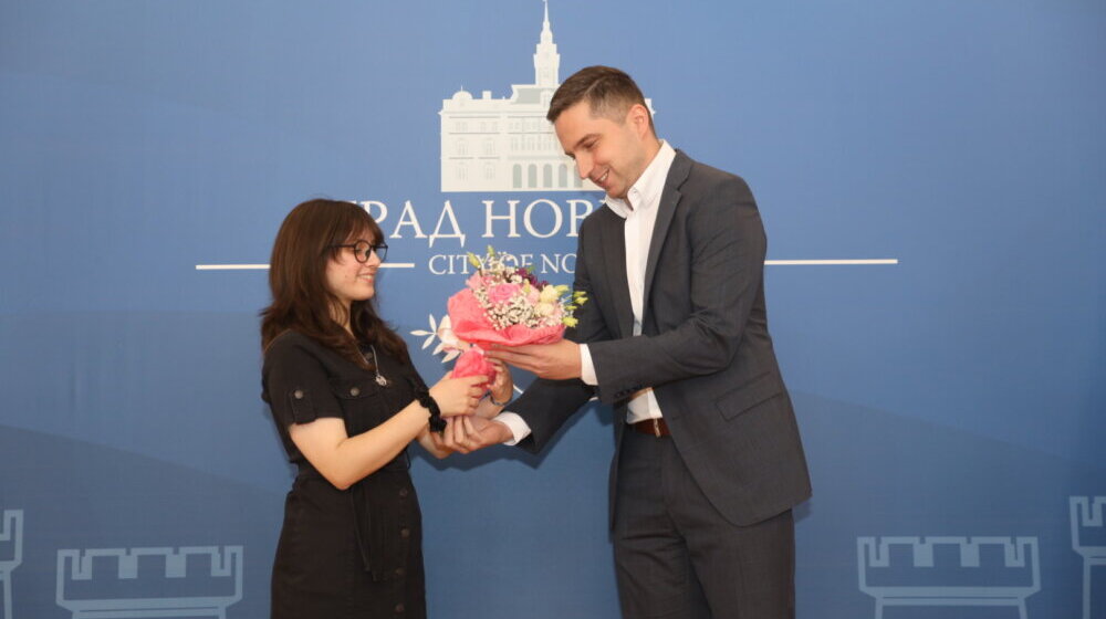 Ivana Rosić svečano u Gradskoj kući: Učenica Karlovačke gimnazije osvojila prvo mesto na svetskom takmičenju iz engleskog jezika 1