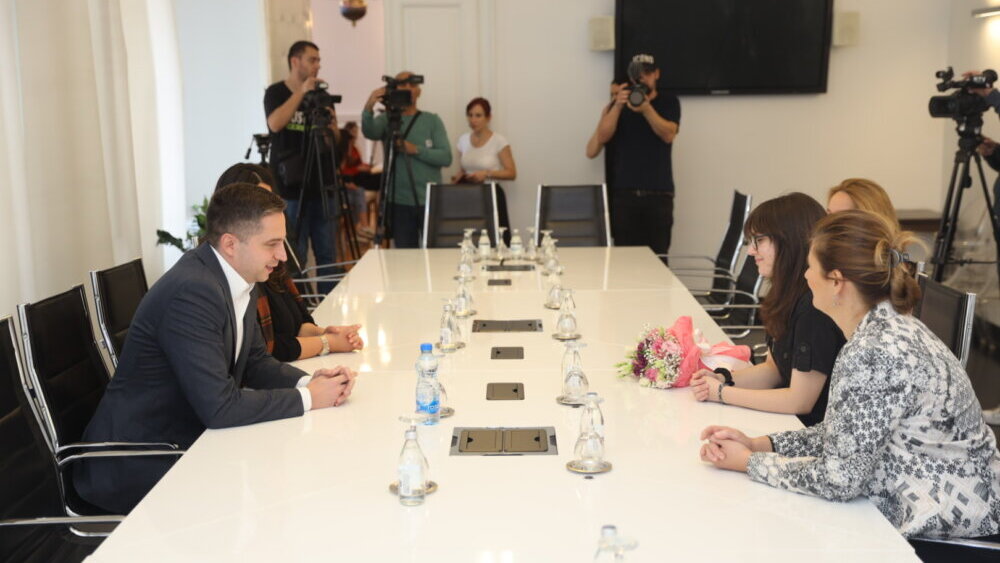 Ivana Rosić svečano u Gradskoj kući: Učenica Karlovačke gimnazije osvojila prvo mesto na svetskom takmičenju iz engleskog jezika 2