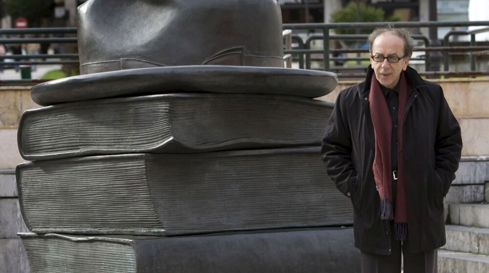 Makron odlikovao albanskog pisca Ismailja Kadarea ordenom Legije časti 1