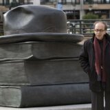 Makron odlikovao albanskog pisca Ismailja Kadarea ordenom Legije časti 4