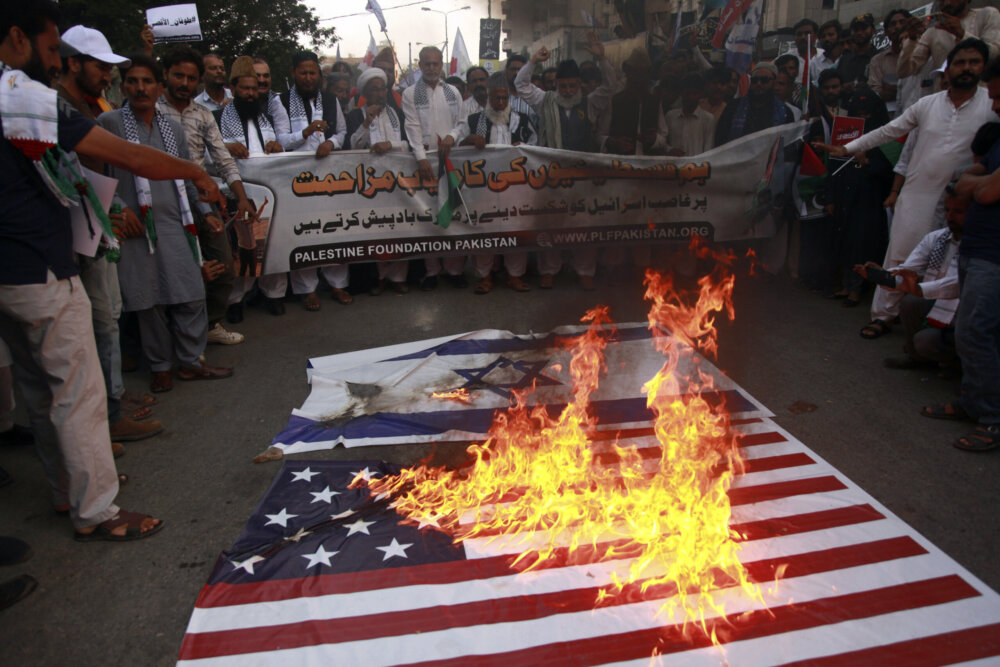 U Pakistanu spaljene izraelska i američka zastava
