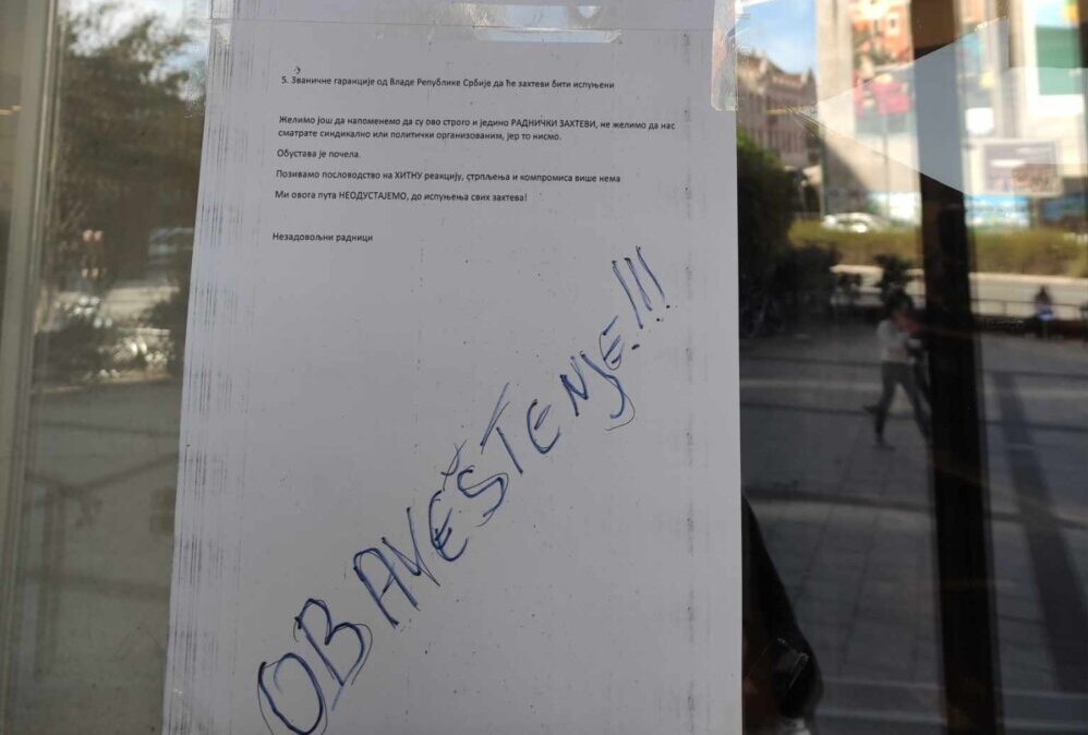 Štrajk u Glavnoj pošti u Novom Sadu stvara velike gužve: Dvojica muškaraca u odelima ispitivala radnice na šalteru zašto ne rade 2 Štrajk u Glavnoj pošti u Novom Sadu stvara velike gužve: Dvojica muškaraca u odelima ispitivala radnice na šalteru zašto ne rade 2