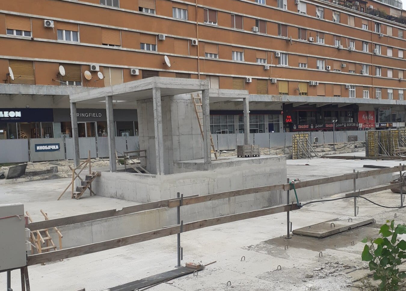 (FOTO) Umesto "Katedrale" Novosađani će gledati ulaz u garažu: Nikla još jedna betonska nadstrešnica u centru grada 2 (FOTO) Umesto "Katedrale" Novosađani će gledati ulaz u garažu: Nikla još jedna betonska nadstrešnica u centru grada 2