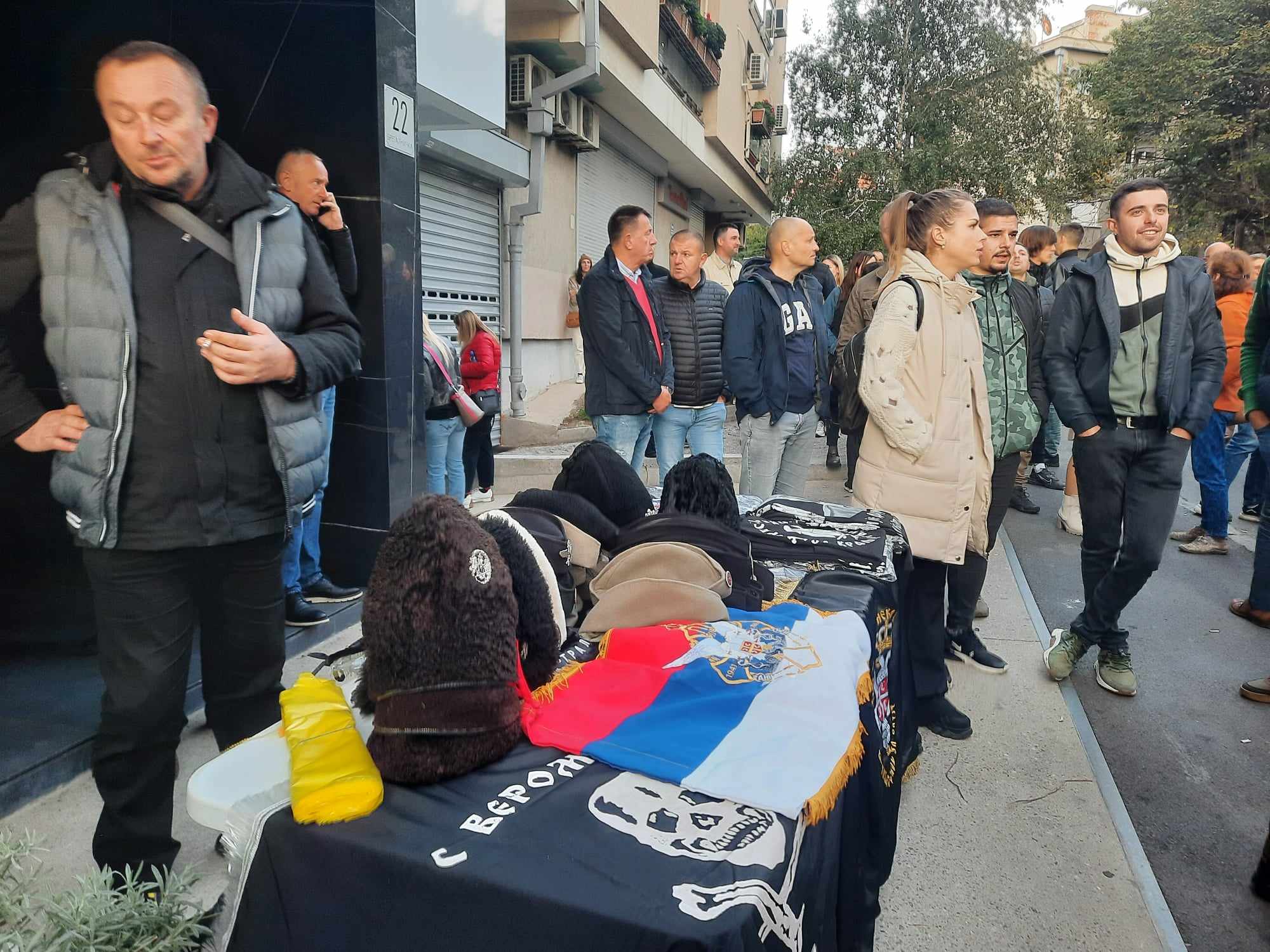 "Živ je Draža, umro nije": Kako je protekao dan kada je Čiča ponovo dobio svoju kuću u Beogradu (FOTO, VIDEO) 2