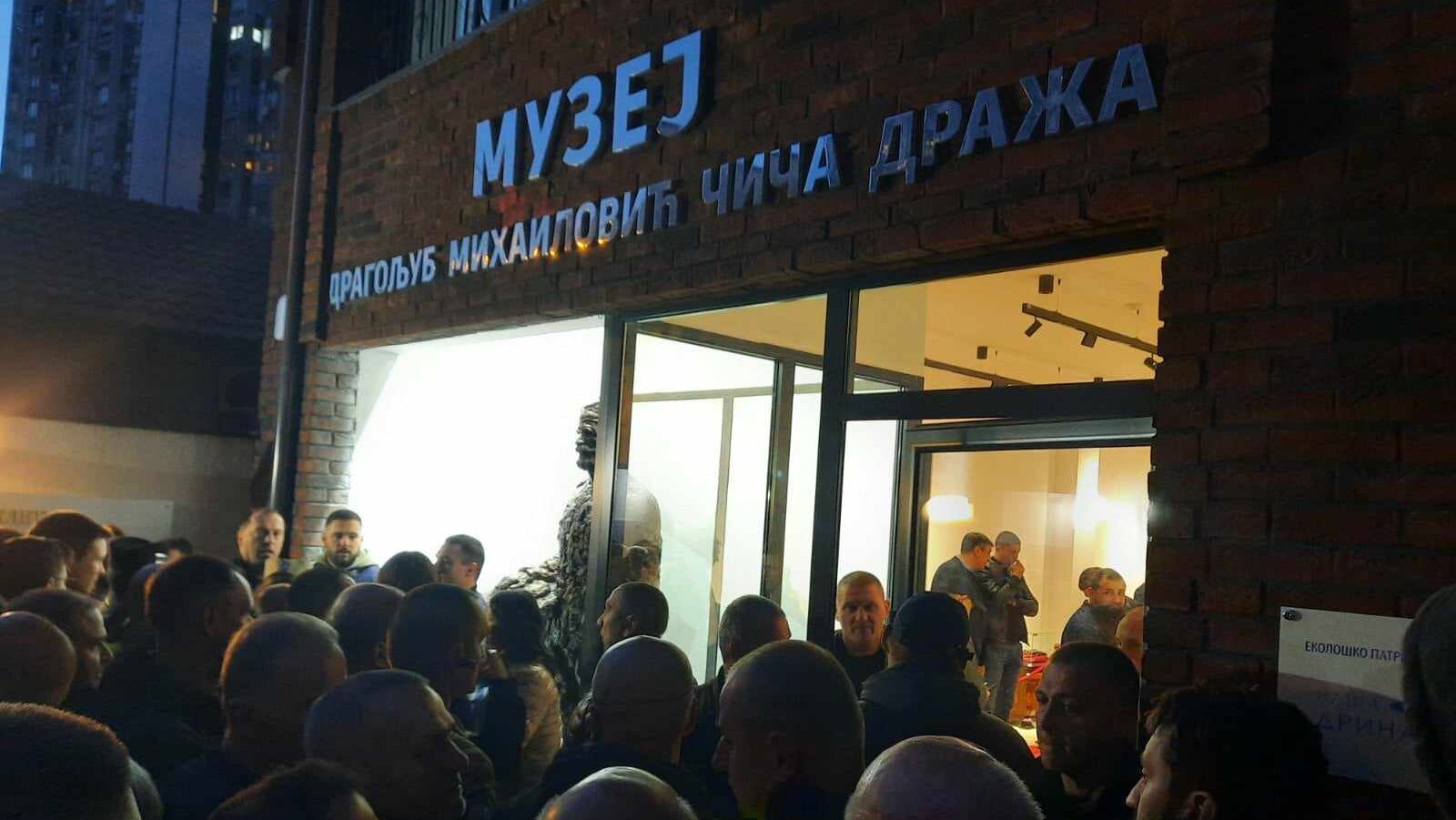 "Živ je Draža, umro nije": Kako je protekao dan kada je Čiča ponovo dobio svoju kuću u Beogradu (FOTO, VIDEO) 3