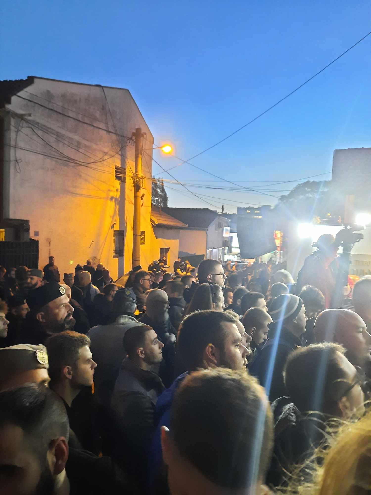 "Živ je Draža, umro nije": Kako je protekao dan kada je Čiča ponovo dobio svoju kuću u Beogradu (FOTO, VIDEO) 6