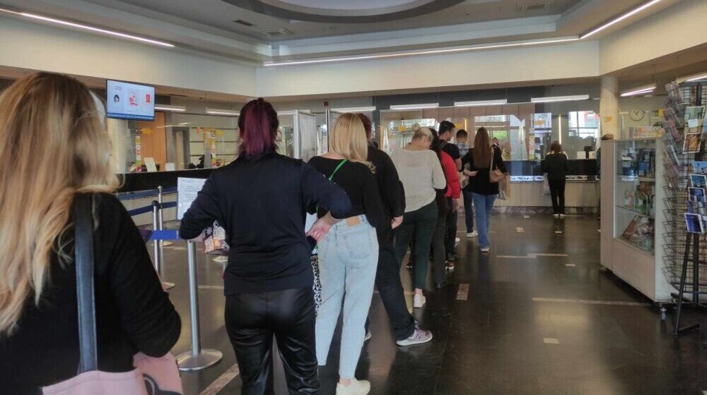 Štrajk u Glavnoj pošti u Novom Sadu stvara velike gužve: Dvojica muškaraca u odelima ispitivala radnice na šalteru zašto ne rade 1