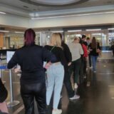 Štrajk u Glavnoj pošti u Novom Sadu stvara velike gužve: Dvojica muškaraca u odelima ispitivala radnice na šalteru zašto ne rade 1