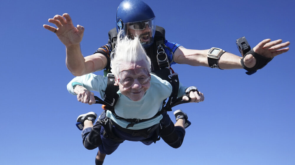 Preminula baka koja je pre nekoliko dana postala najstariji padobranac u 104. godini 1